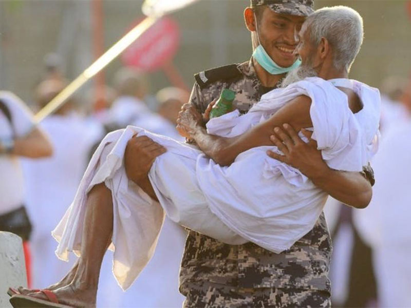 شاهد ثاني أفضل صور موسم الحج هذا العام... "الطفلة والكعبة"